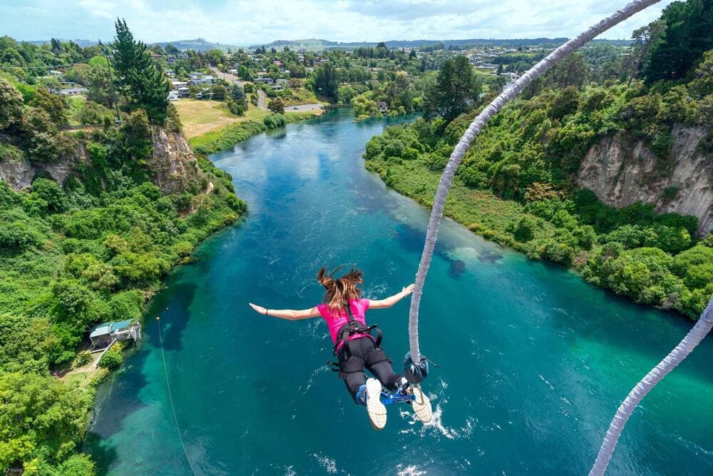 Experience the heart-pounding thrill of bungee jumping off cliffs and bridges in New Zealand’s dramatic landscapes (Source: Internet)